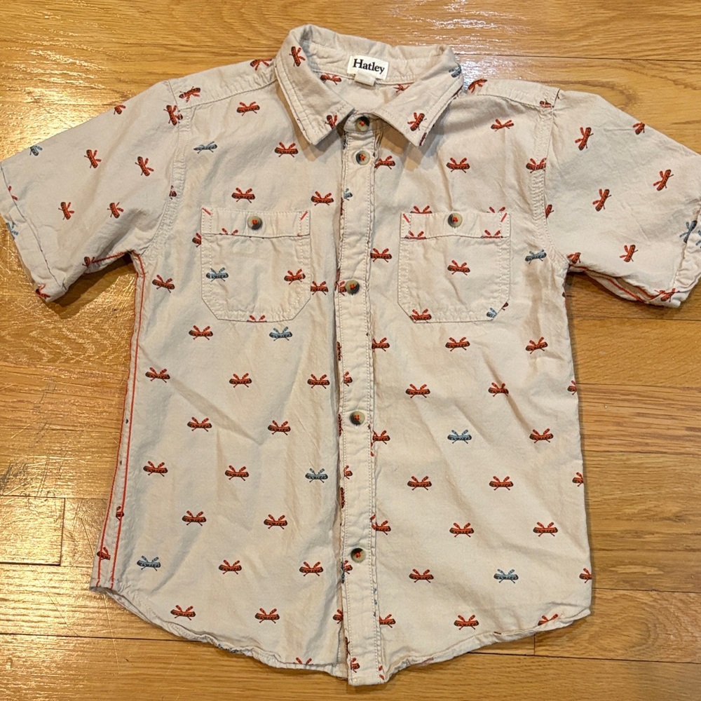 Hatley Boys Size 8 Beige Shirt with Red and Blue Print 🛶